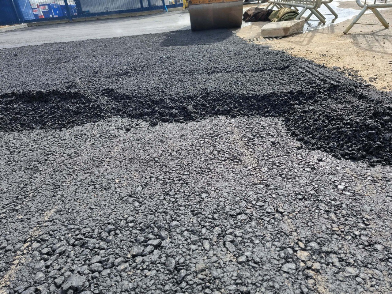 This is tarmac being laid by Histon Driveways